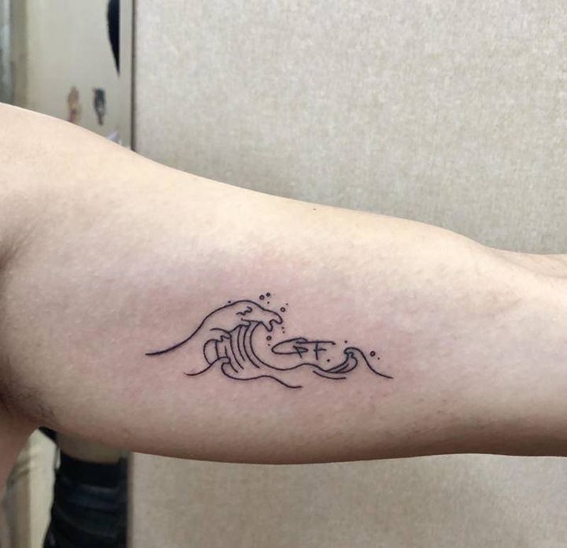 店内小图纹身图片_手臂手部图腾点刺海浪麻叶英文纹身图案