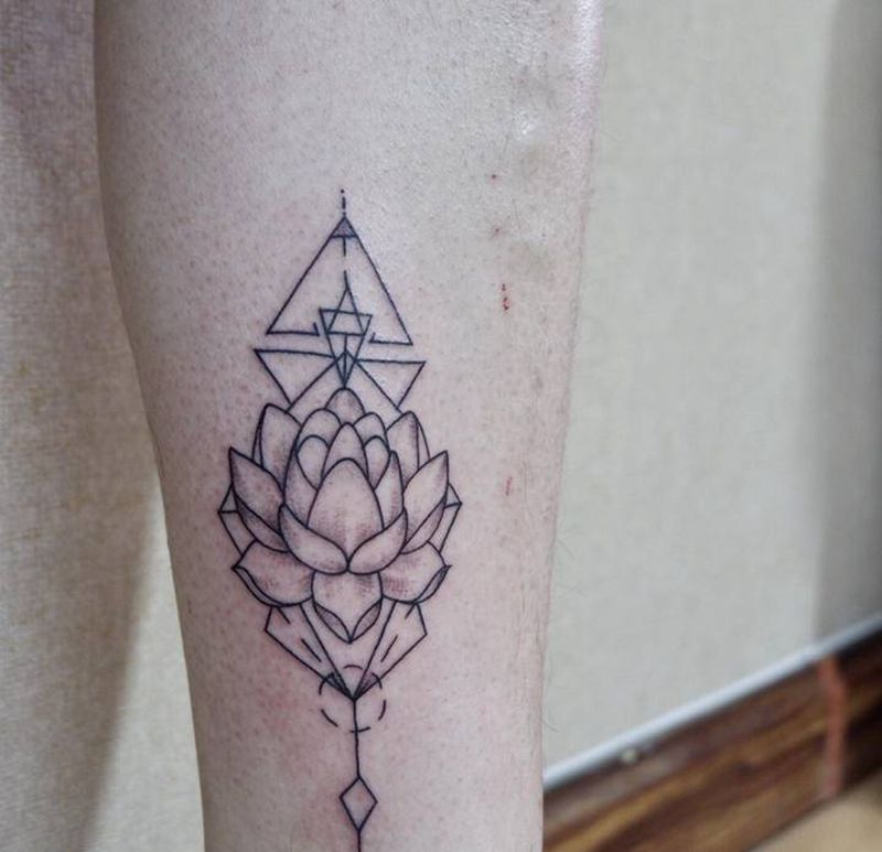 莲纹身图片_腿部点刺莲花纹身图案