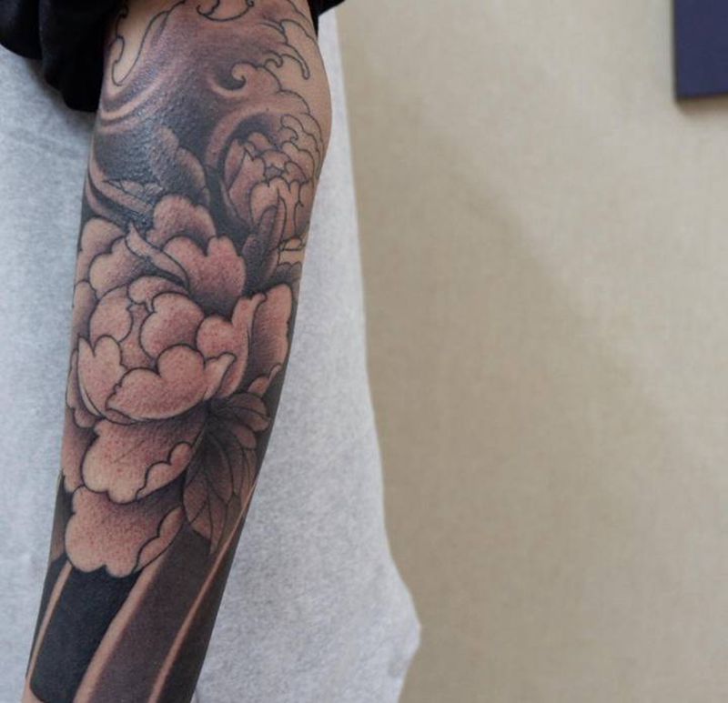 花臂纹身图片_手臂老传统牡丹纹身图案