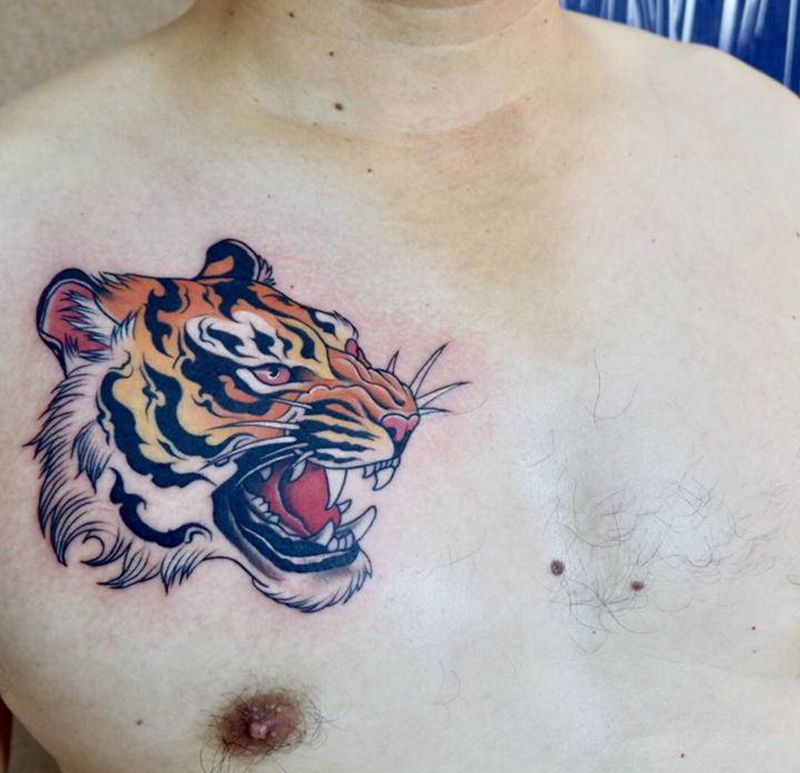 老虎纹身图片_胸部新传统老虎纹身图案