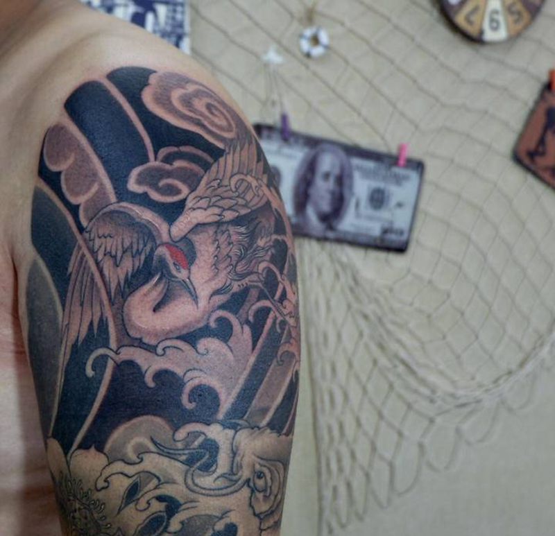 鹤纹身图片_手臂新传统鹤纹身图案