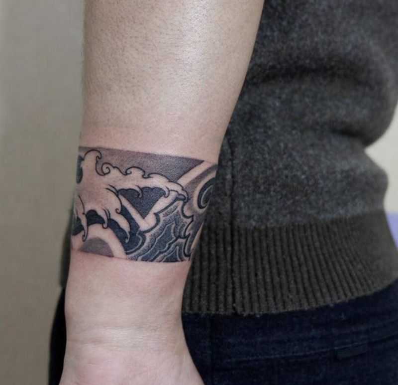 鲤鱼手环纹身图片_手臂新传统鲤鱼臂环纹身图案