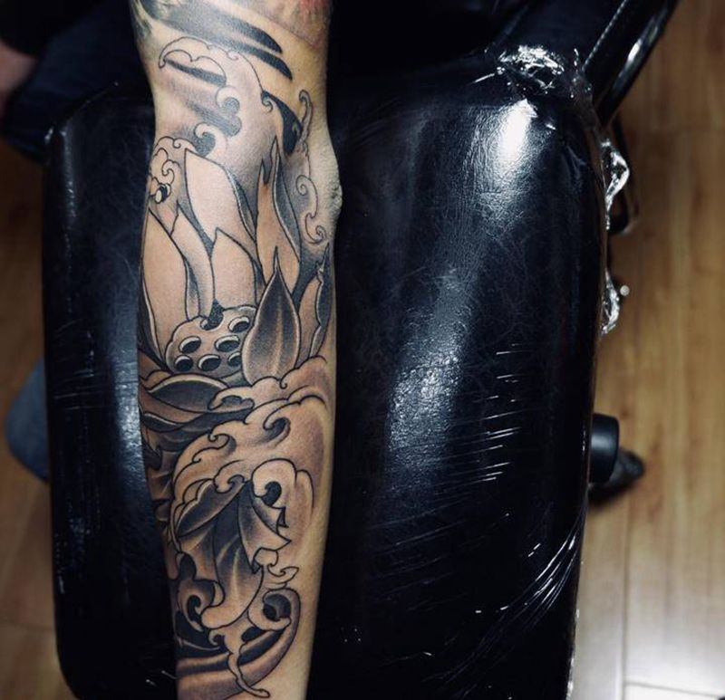 小臂莲花纹身图片_手臂新传统莲花纹身图案