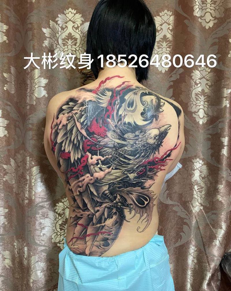 满背纹身图片_颈部肩部纹身图案