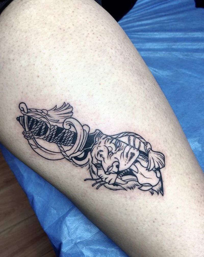 匕首纹身图片_腿部图腾匕首老虎纹身图案