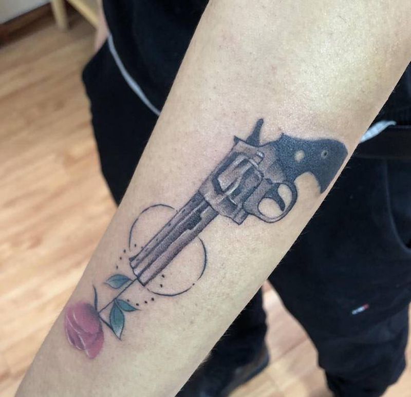 玫瑰手枪纹身图片_手臂欧美写实手枪玫瑰纹身图案