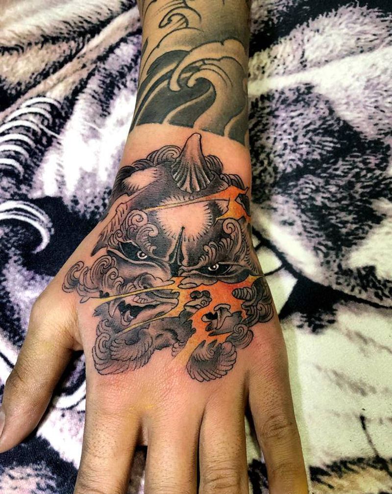 唐狮纹身图片_手部新传统纹身图案