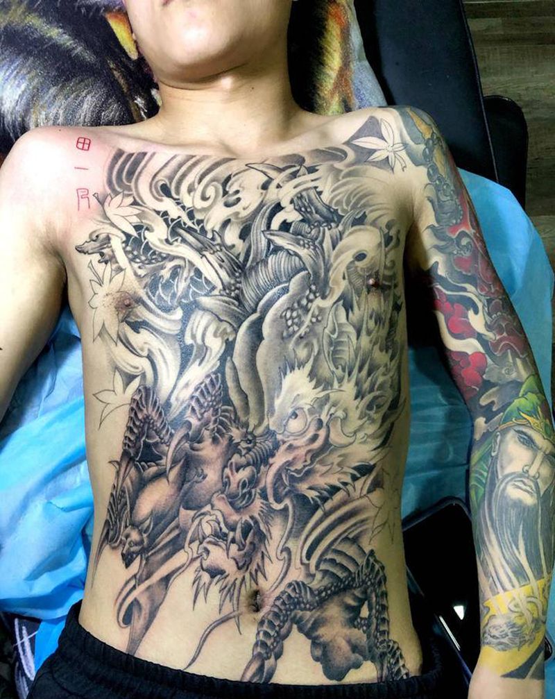 龙纹身图片_胸部老传统纹身图案