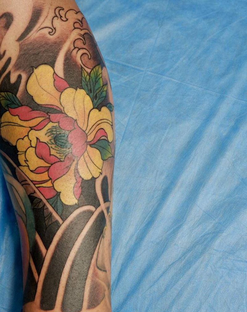 牡丹纹身图片_腿部老传统牡丹纹身图案