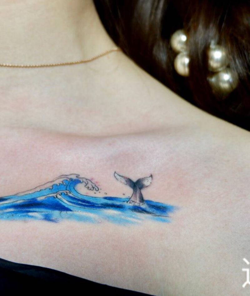 海浪遮盖纹身图片_肩部水彩海浪鲸鱼纹身图案