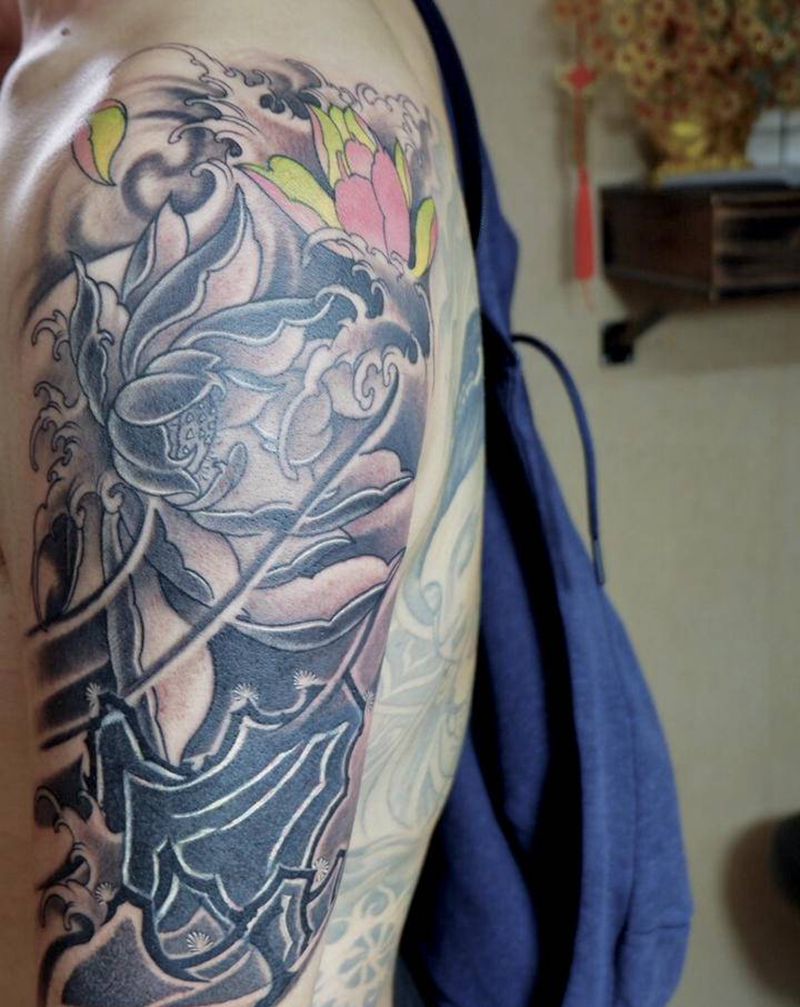 莲花遮盖纹身图片_手臂新传统莲花纹身图案