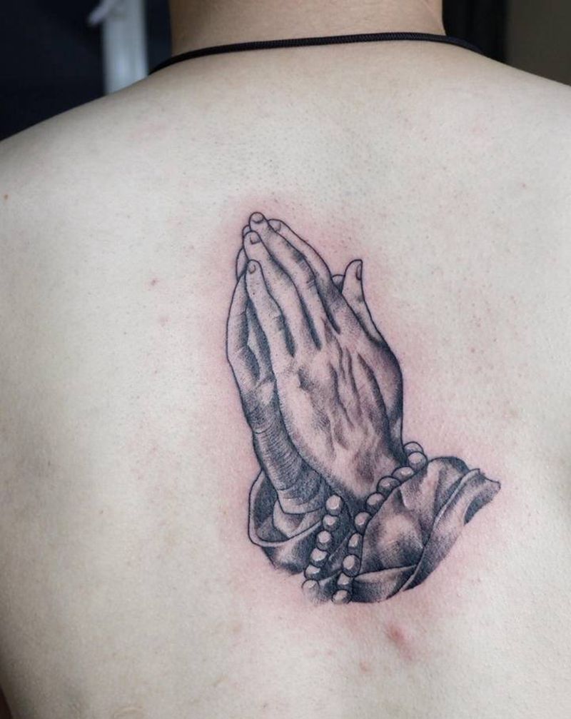 祈祷之手纹身图片_背部点刺祈祷之手纹身图案