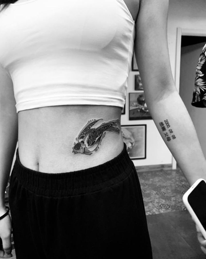 燕子纹身图片_腰部点刺纹身图案
