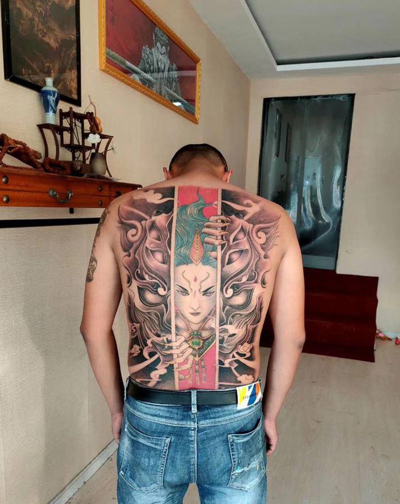 妖纹身图片_背部新传统纹身图案