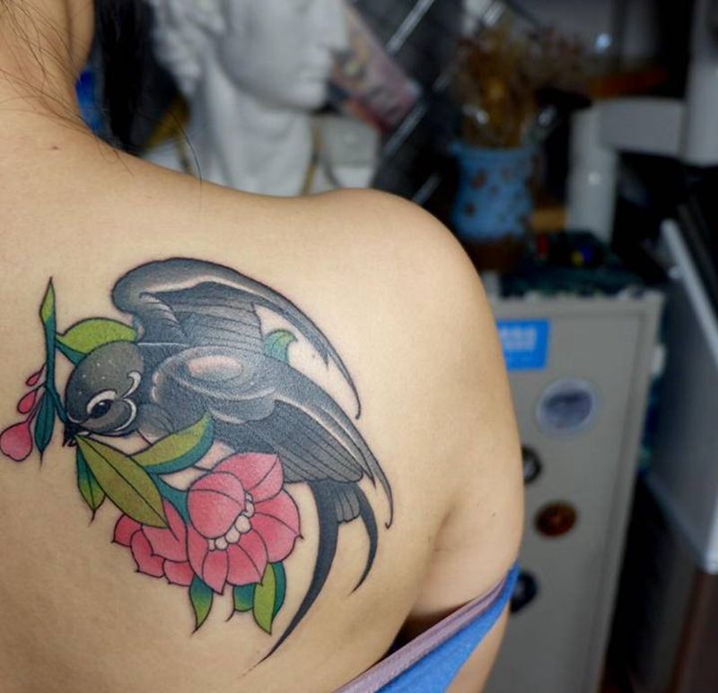 燕子纹身图片_肩部New School燕子纹身图案