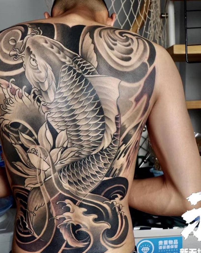 满背鲤鱼纹身图片_背部新传统鲤鱼纹身图案