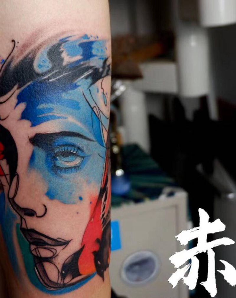 遮盖纹身图片_手臂水彩美女纹身图案