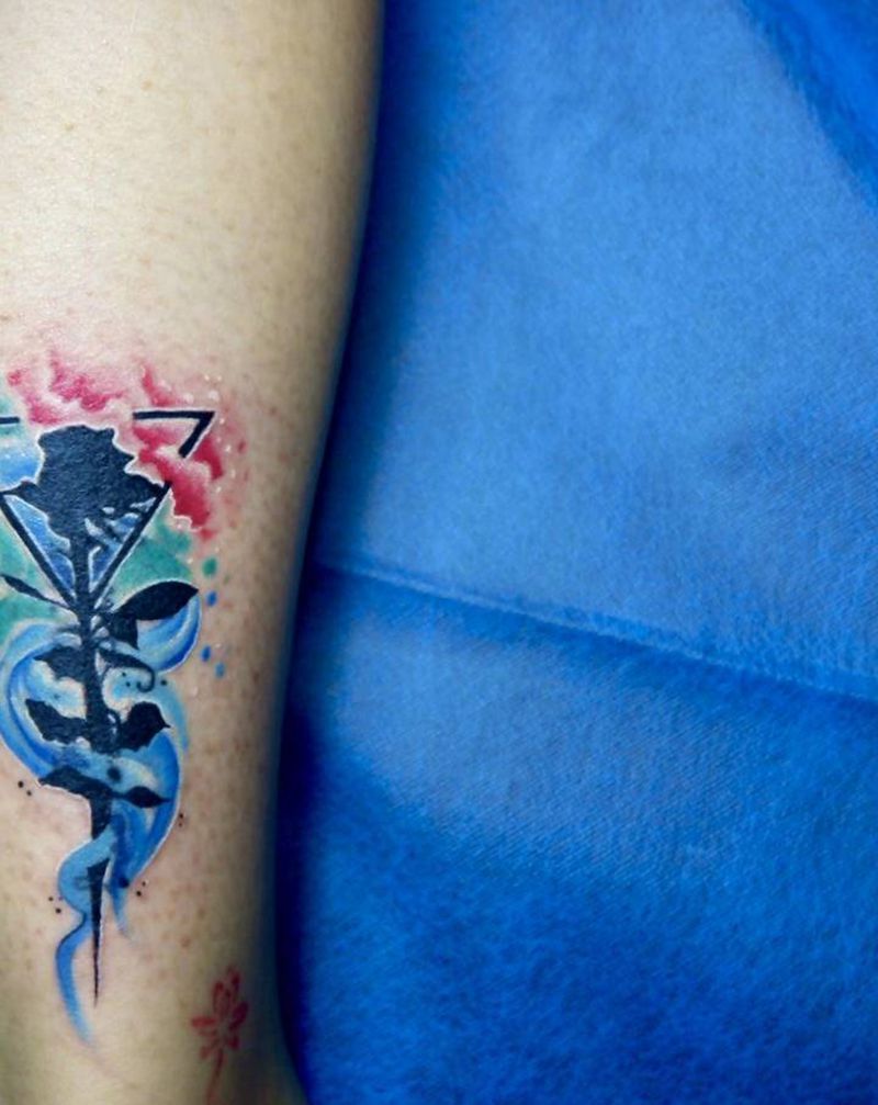 水彩黑玫瑰遮盖纹身图片_腿部水彩黑玫瑰纹身图案