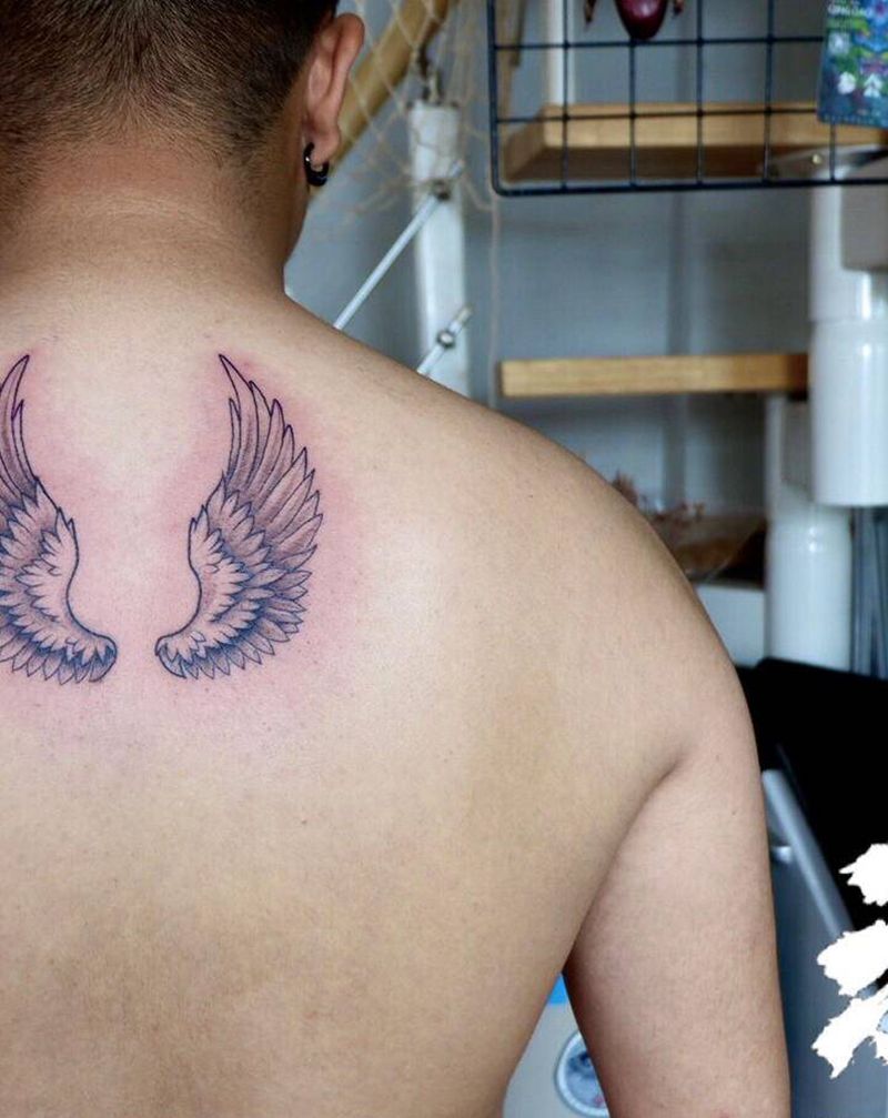 翅膀纹身图片_背部新传统翅膀纹身图案