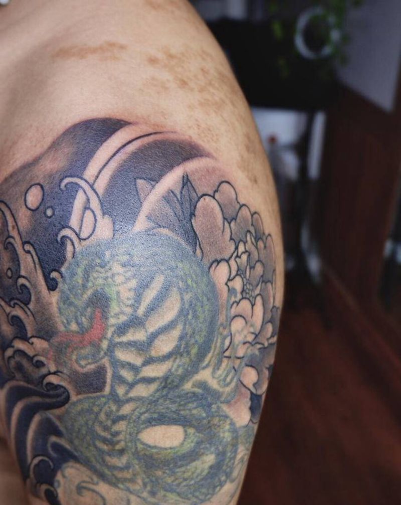 添加纹身图片_手臂新传统牡丹浪花纹身图案