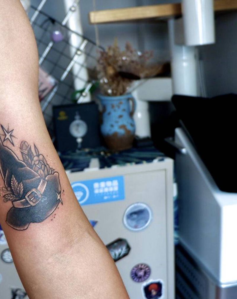 遮盖纹身图片_手臂Old School巫师帽纹身图案