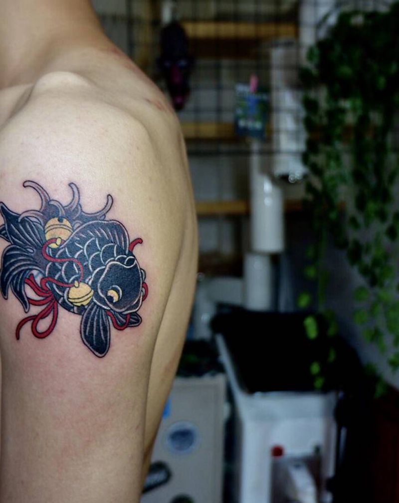 日式鲤鱼遮盖纹身图片_手臂老传统鲤鱼纹身图案