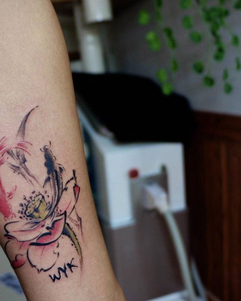 莲花鲤鱼纹身图片_手臂水墨莲花鲤鱼纹身图案