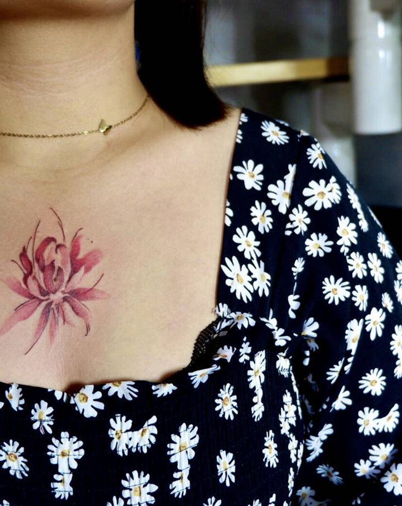 彼岸花纹身图片_胸部水彩彼岸花纹身图案