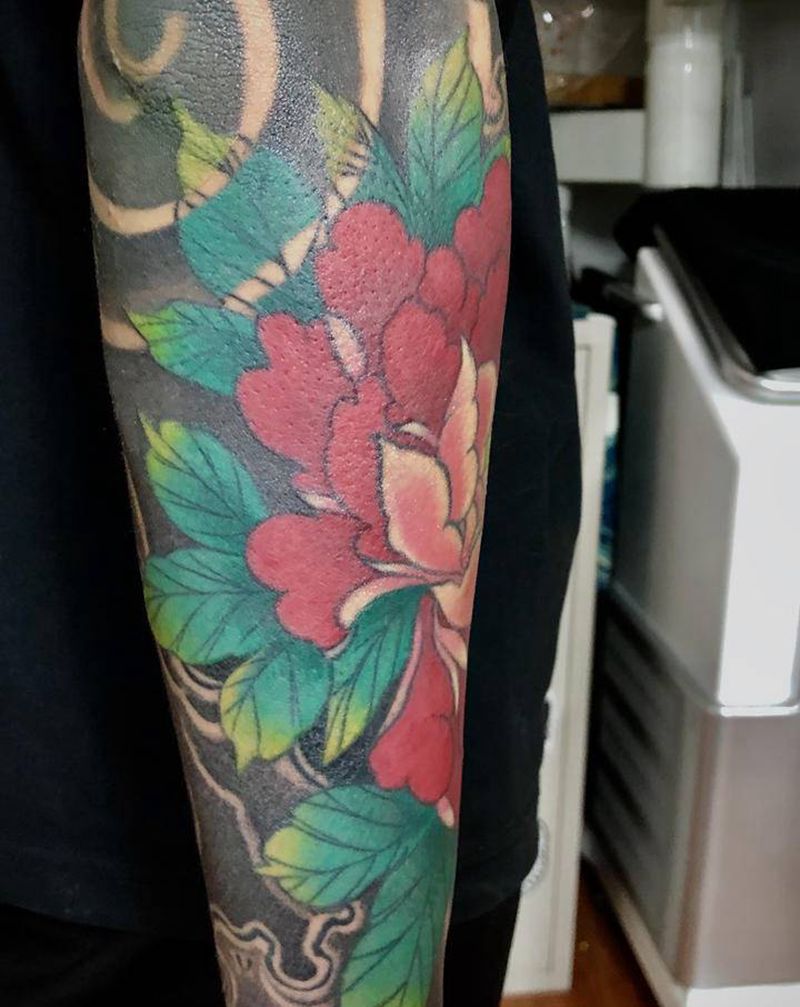 彩色牡丹纹身图片_手臂老传统牡丹纹身图案