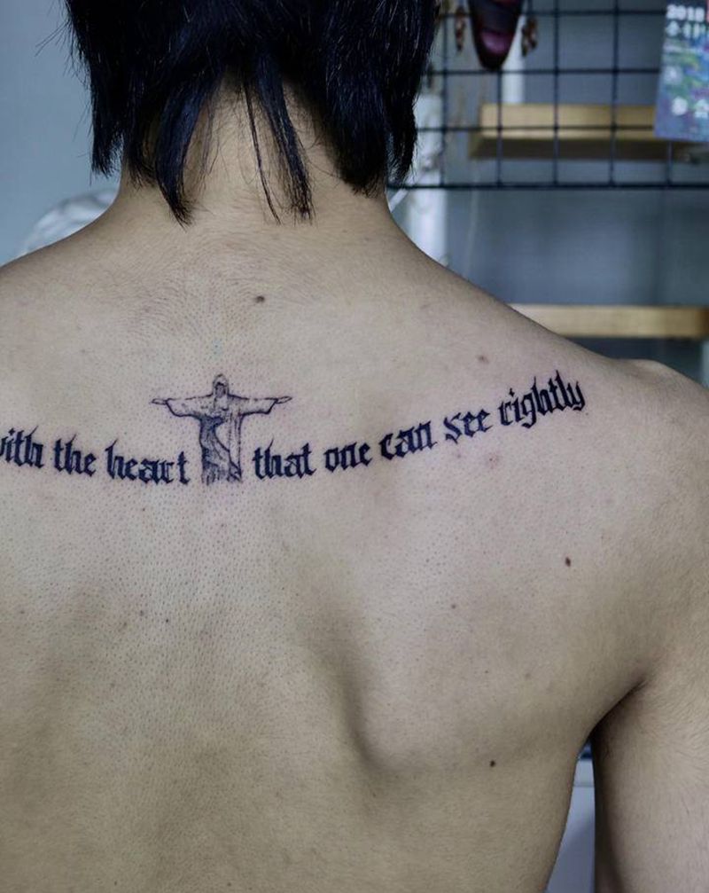 花体字纹身图片_背部花体字纹身图案