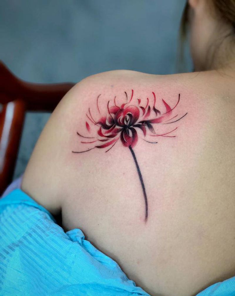 彼岸花纹身图片_背部水彩纹身图案