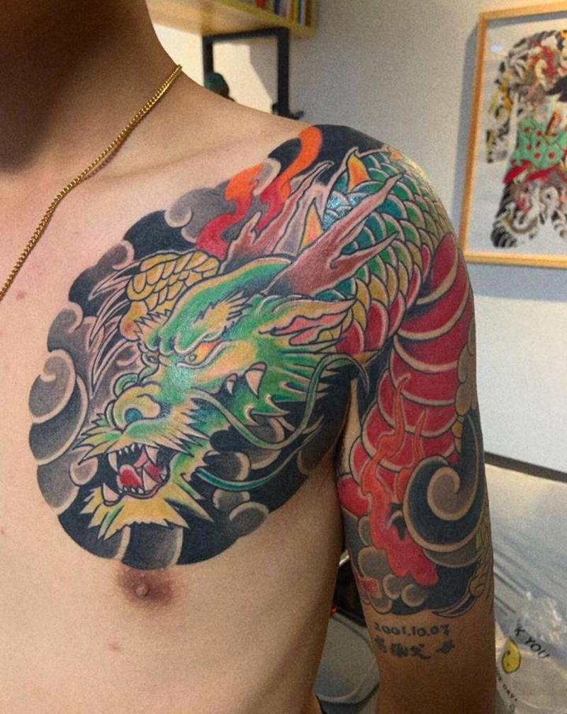 老传统龙纹身图片_胸部老传统纹身图案