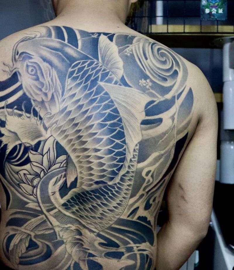 满背鲤鱼修改纹身图片_背部新传统鲤鱼纹身图案