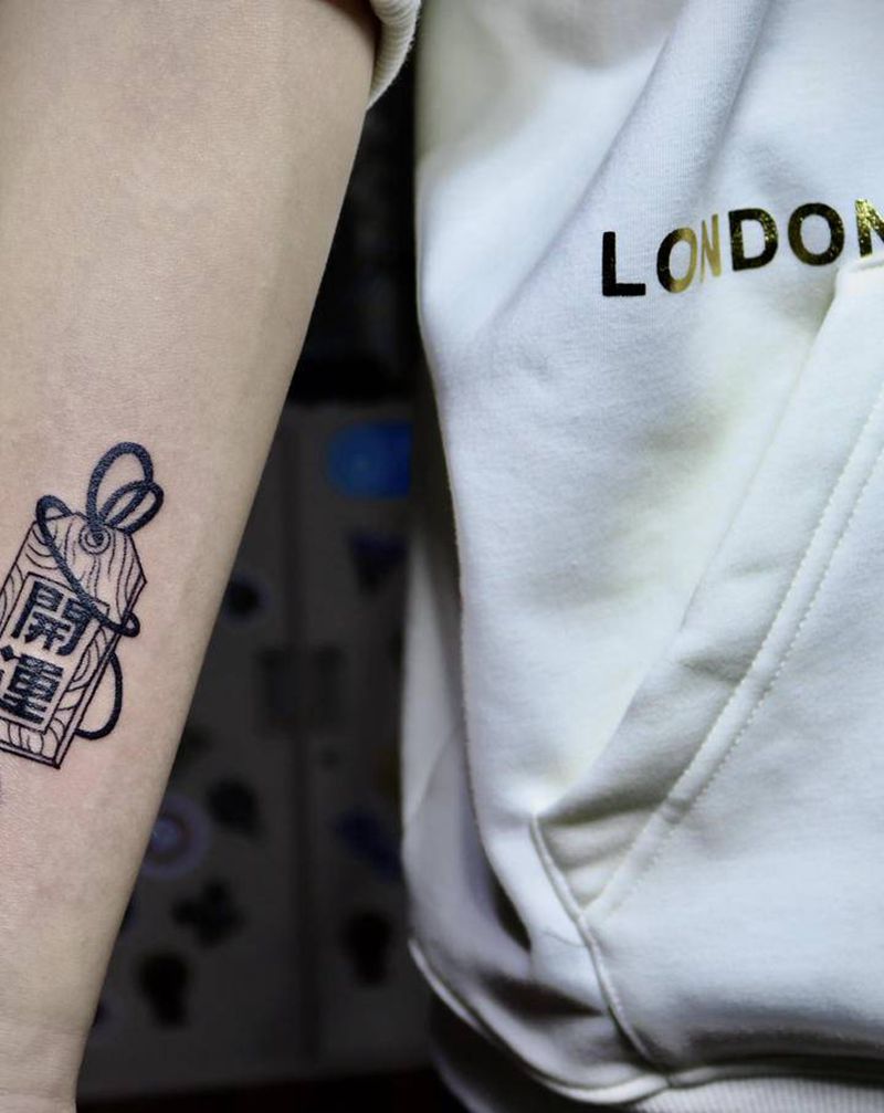 部分小图纹身图片_手臂花体字图腾御守英文纹身图案