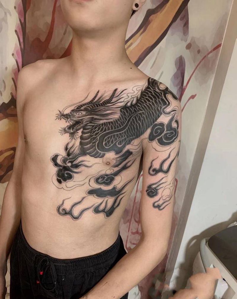 过肩麒麟纹身图片_肩部胸部纹身图案