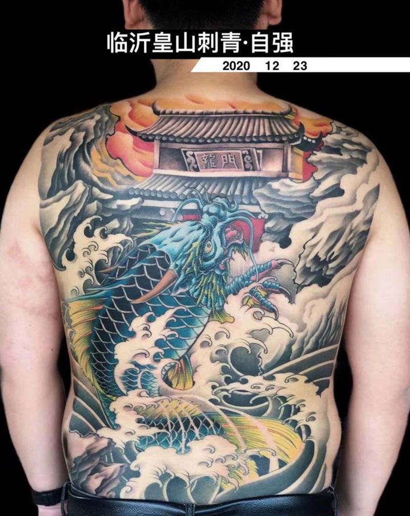 鱼跃龙门纹身图片_背部新传统纹身图案
