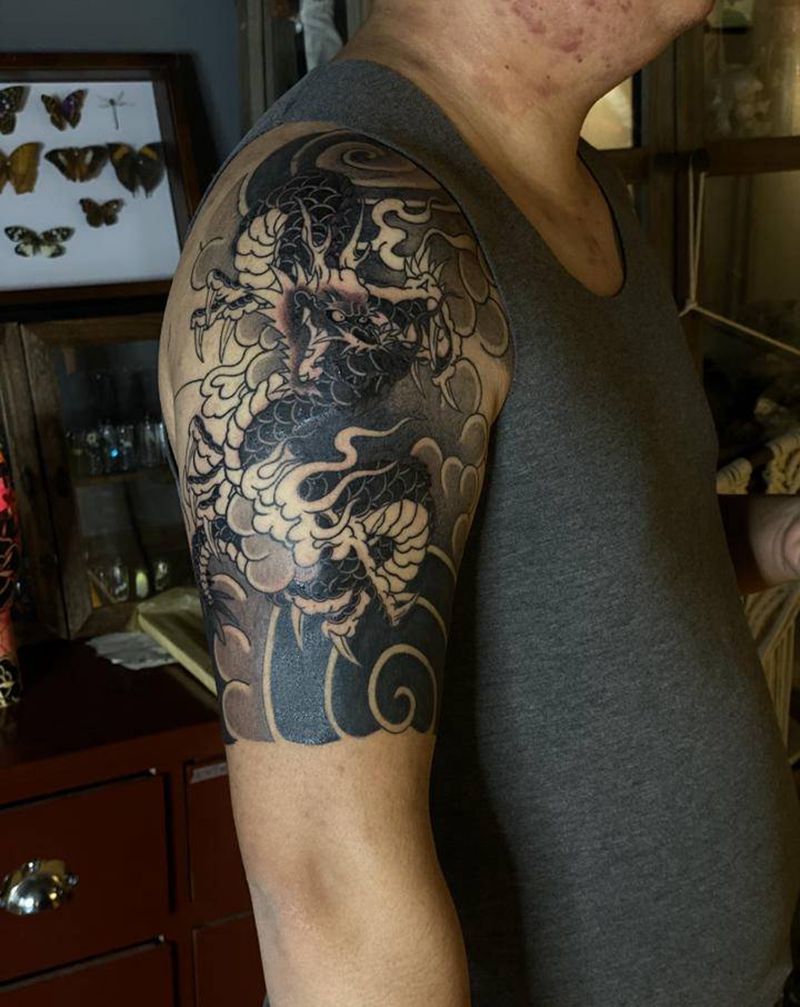 未完成 龙 半甲纹身图片_肩部老传统纹身图案