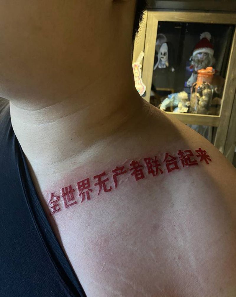 自由纹身图片_肩部花体字纹身图案