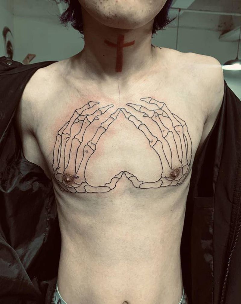 骷髅手纹身图片_胸部纹身图案