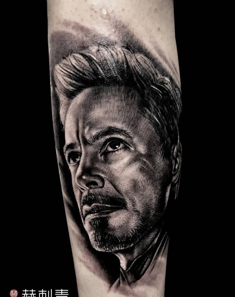 钢铁侠—小罗伯特·唐尼纹身图片_腿部欧美写实纹身图案