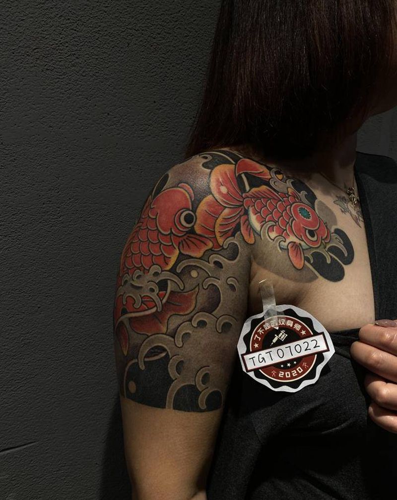 半甲 小金鱼纹身图片_肩部臀部老传统纹身图案