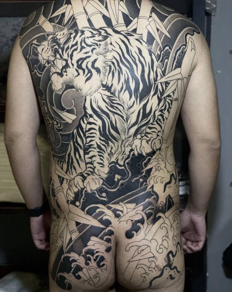 满背 虎纹身图片_背部臀部老传统老虎纹身图案