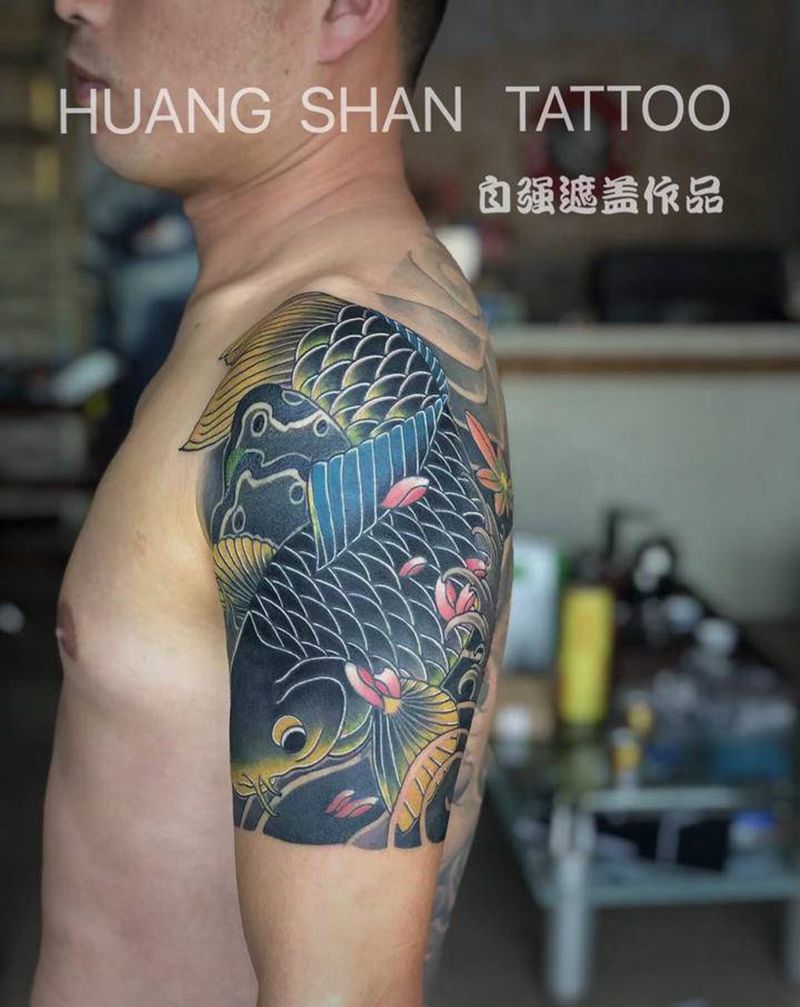 传统鲤鱼遮盖纹身图片_手臂老传统遮盖纹身图案