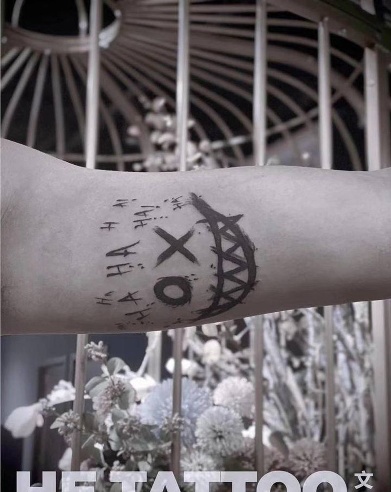 恶魔的微笑纹身图片_手臂纹身图案