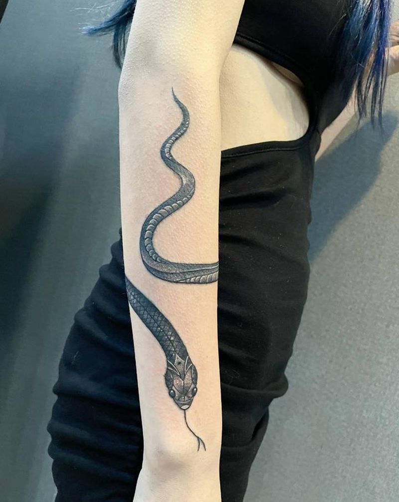 小蛇纹身图片_手臂新传统纹身图案