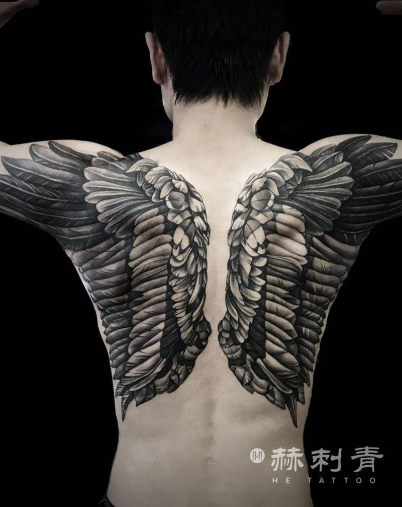 翅膀纹身图片_背部欧美写实纹身图案