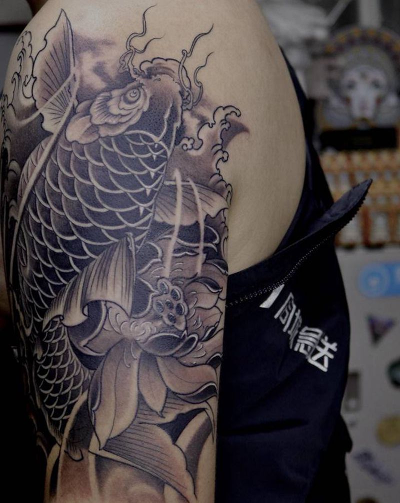 大臂鲤鱼纹身图片_手臂新传统鲤鱼纹身图案