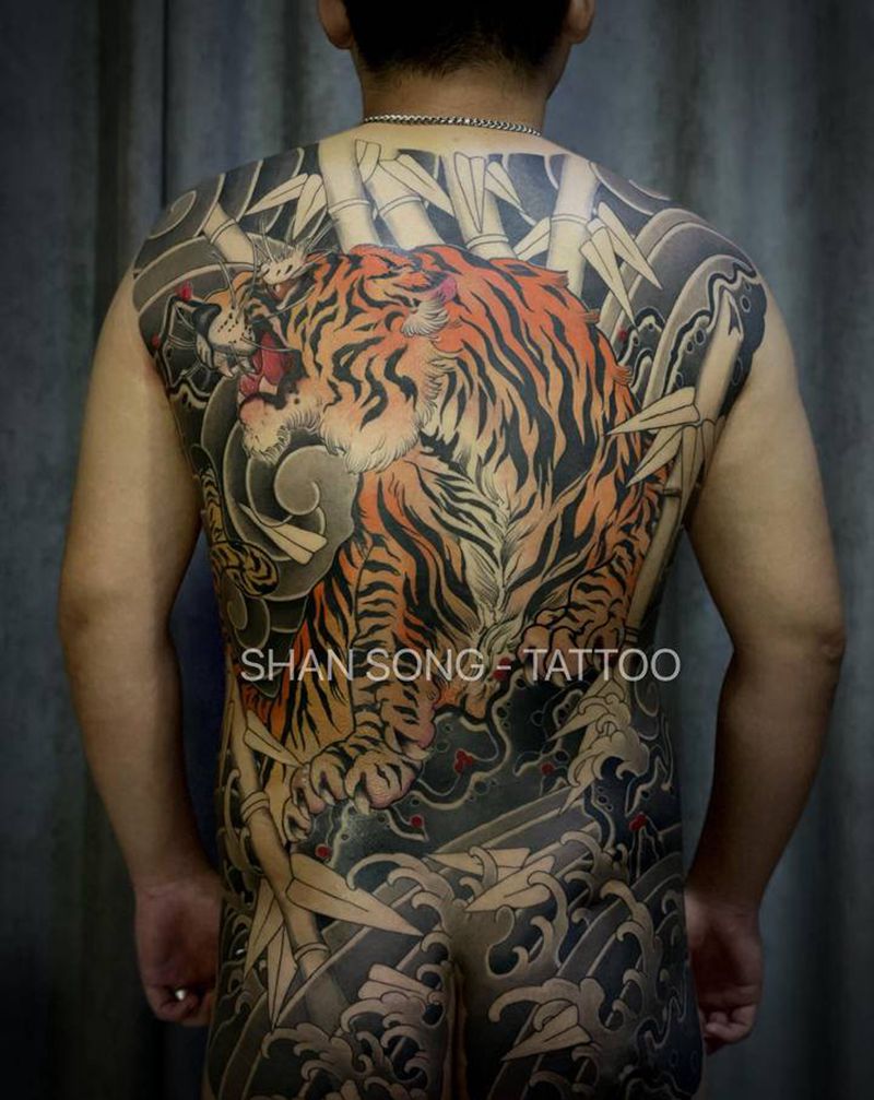 满背虎,未完成纹身图片_背部老传统纹身图案