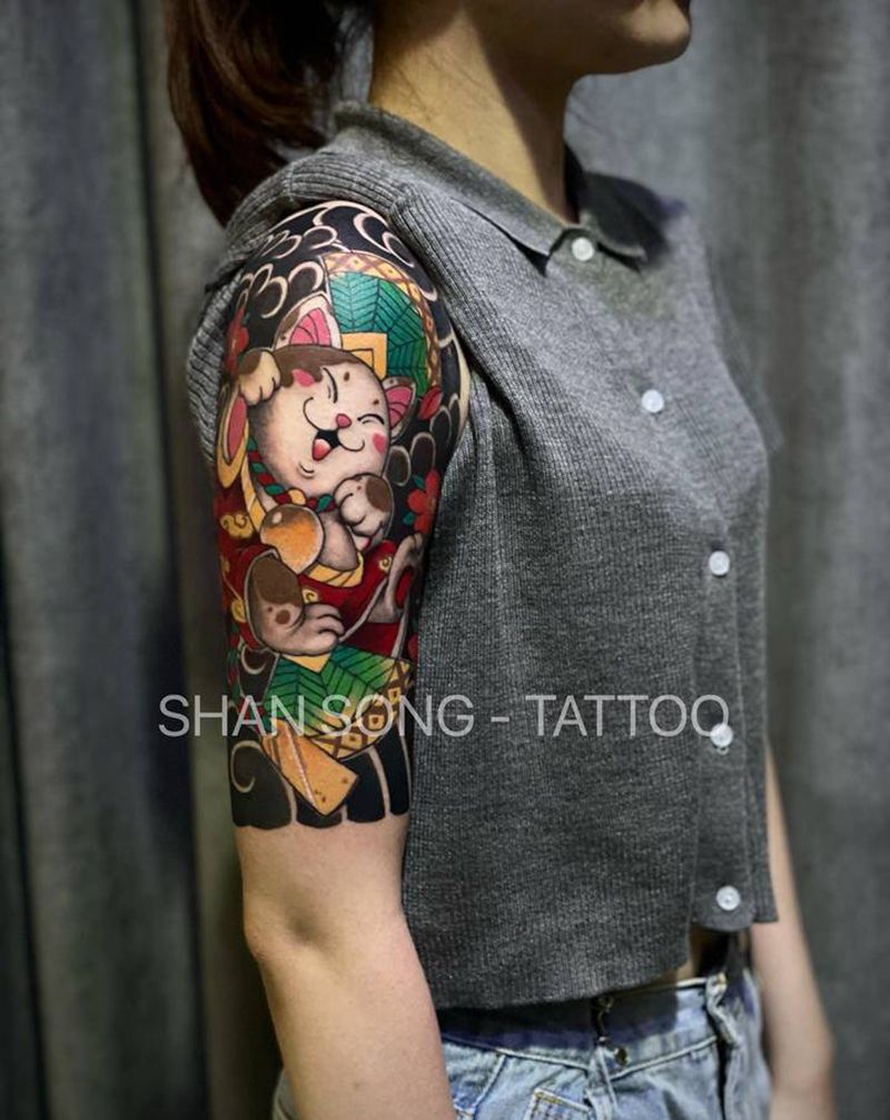 大臂招财猫纹身图片_手臂手部老传统纹身图案