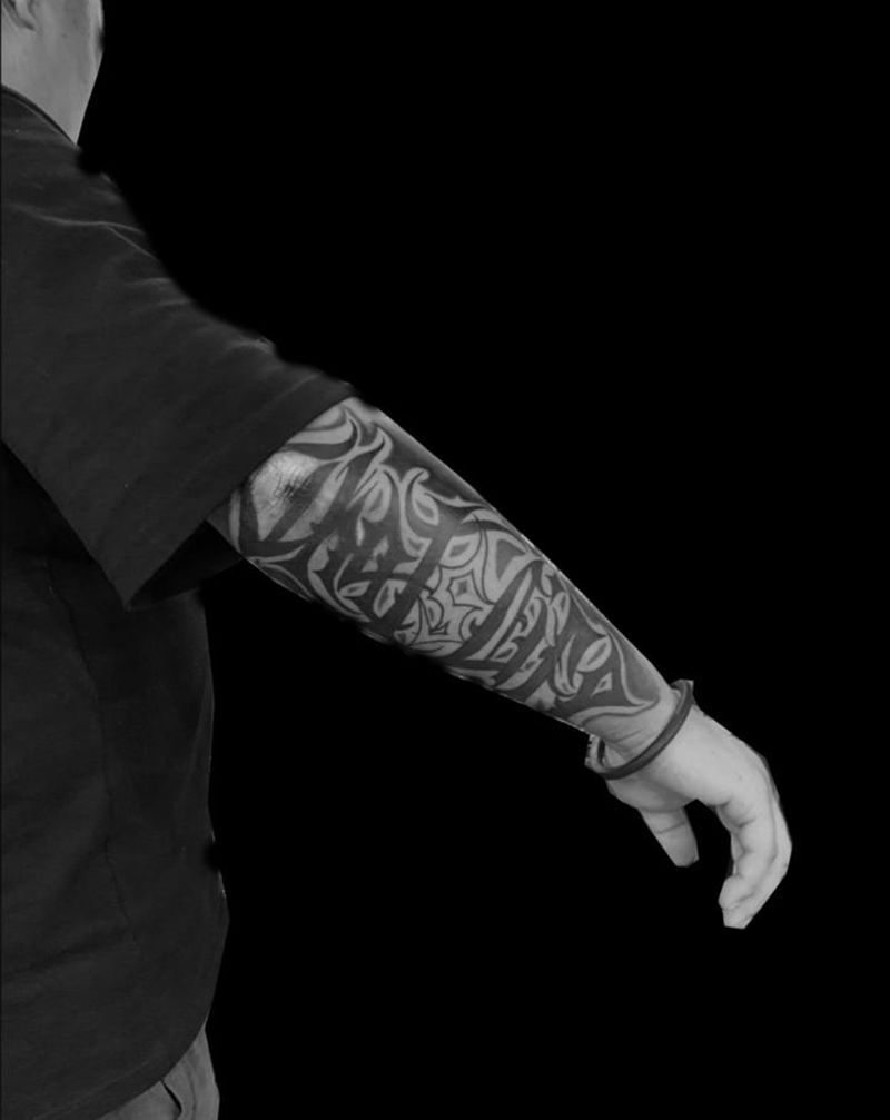 花体纹身图片_手臂花体字纹身图案